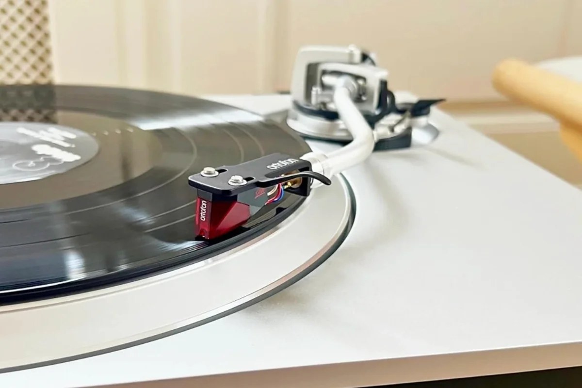 Cellule Ortofon 2M Red en lecture sur une platine, contexte d'écoute audiophile à domicile