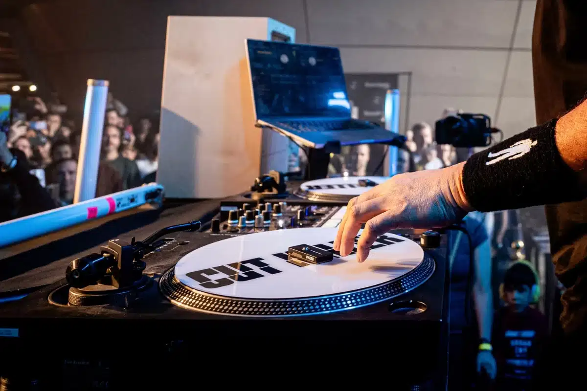 Platine vinyle DJ Technics SL-1210 en action au Paris Audio Video Show