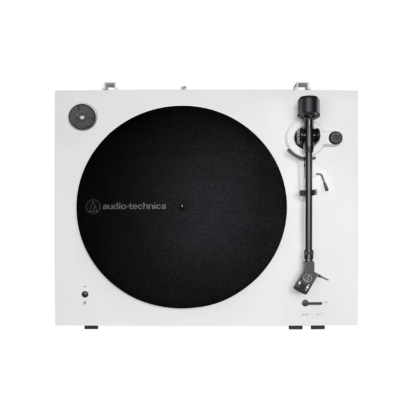 Audio-Technica AT-LP3XBT blanche en vue rapprochée avec bras de lecture droit et cellule pré-installée