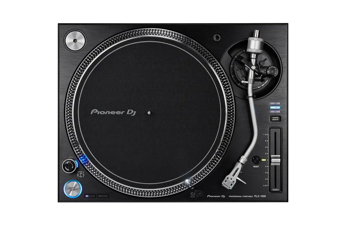 Pioneer DJ PLX-1000 vue de dessus, plateau aluminium et bras en S avec slipmat