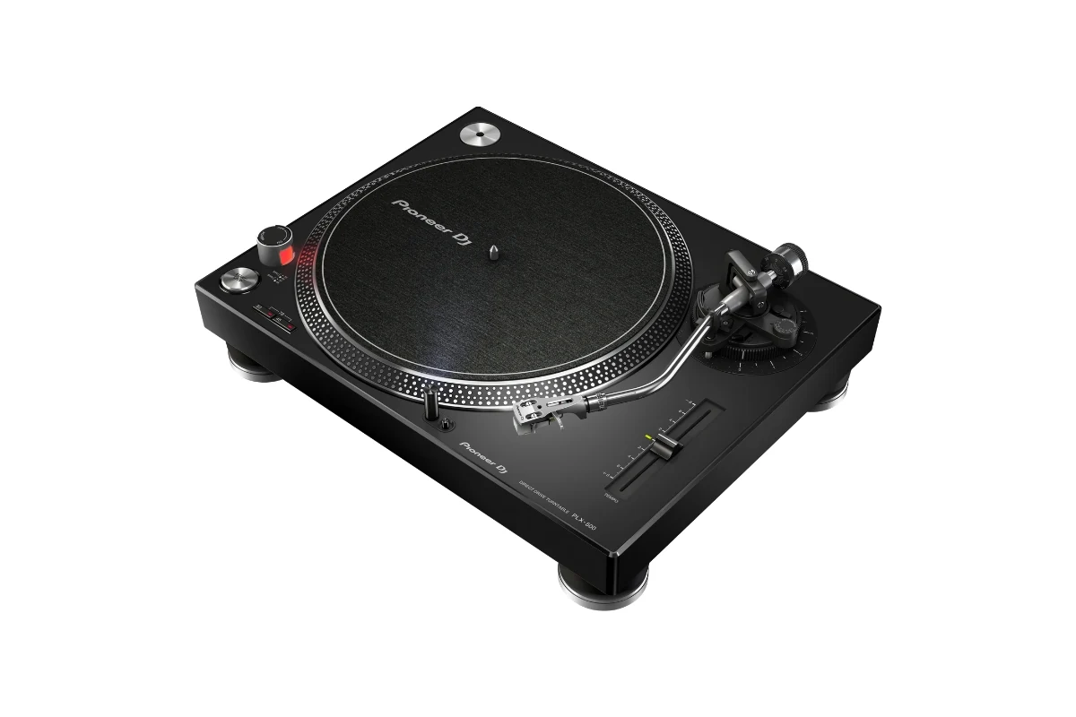 Pioneer DJ PLX-500 vue trois-quarts, bras de lecture en S et plateau