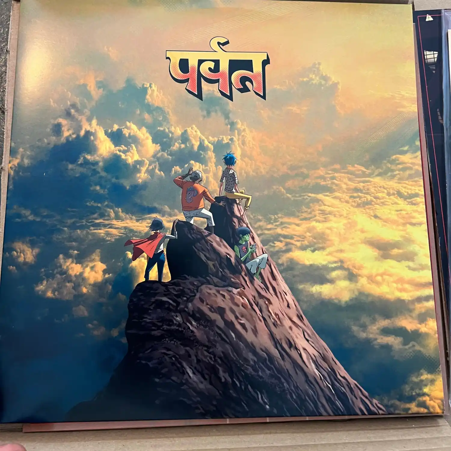 Pochette face avant de The Mountain de Gorillaz, les 4 personnages au sommet de la montagne