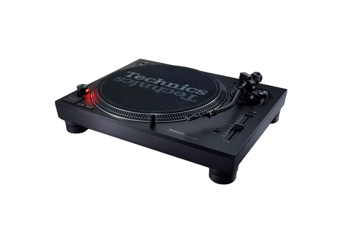 Technics SL-1210 MK7 vue trois-quarts avec plateau et bras en S
