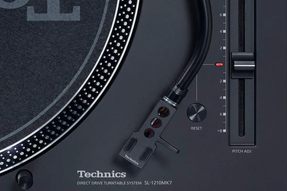 Technics SL-1210 MK7 : bras en S, headshell amovible et fader de pitch avec reset