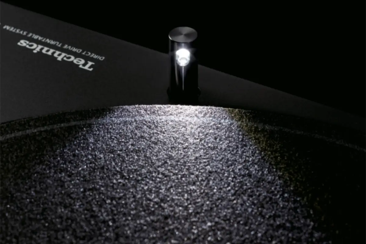 Target light à LED blanche et stroboscope du plateau de la Technics SL-1210 MK7, marques stroboscopiques sur le bord du plateau aluminium