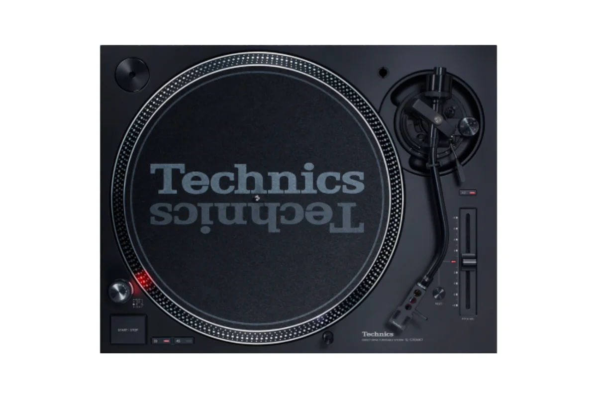 Vue de dessus de la Technics SL-1210 MK7 en configuration d'écoute, slipmat Technics, bras S-shaped avec contrepoids gradué et panneau de contrôle DJ