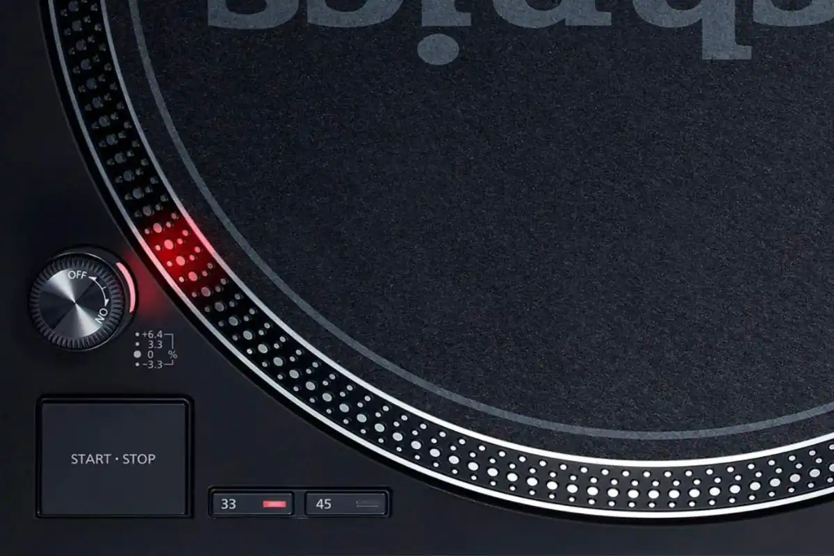 Panneau de contrôle de la Technics SL-1210 MK7 gros plan avec bouton START/STOP, sélecteur 33 et 45 rpm et molette de réglage de freinage