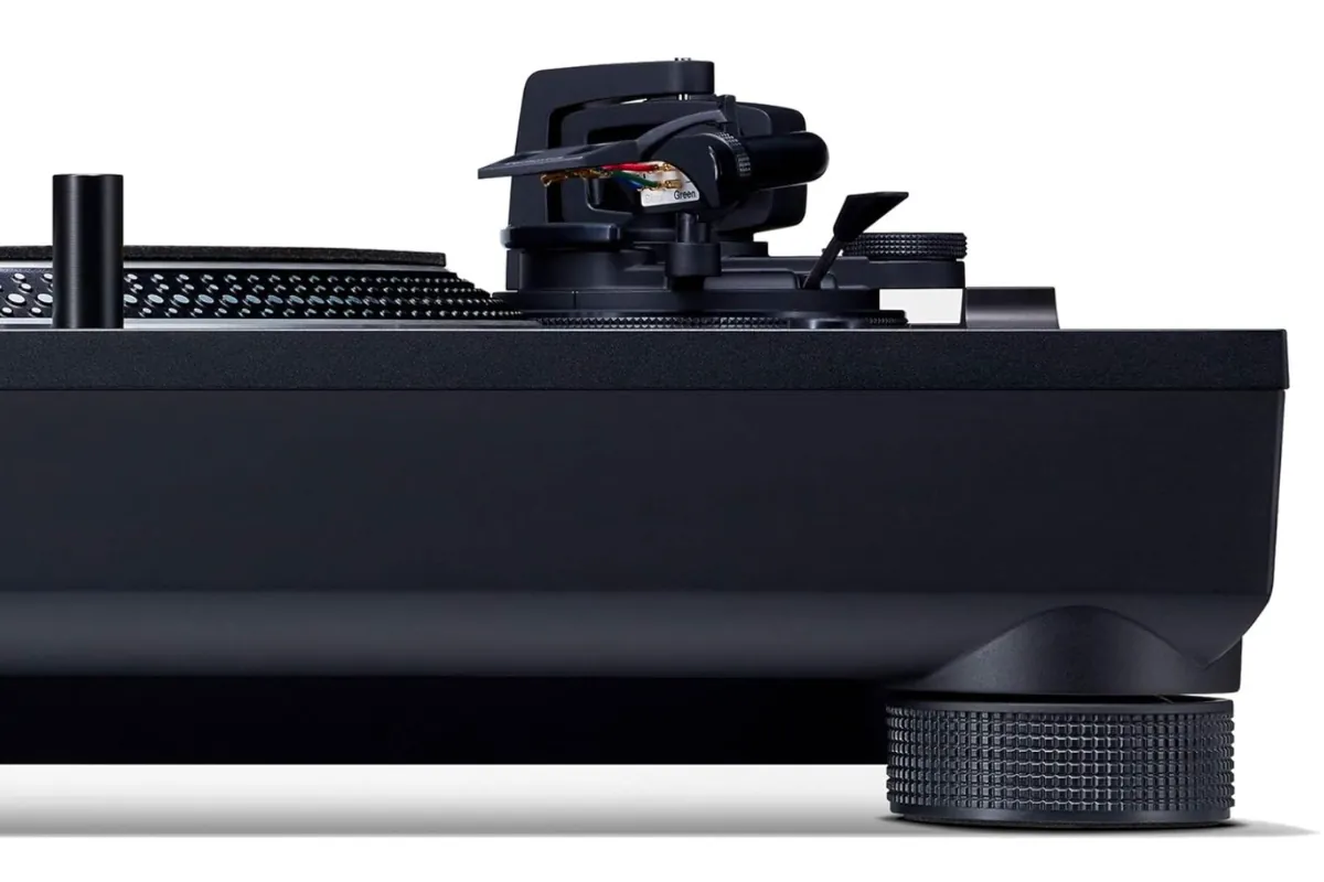 Zoom sur le pied isolant réglable de la Technics SL-1210 MK7, base caoutchouc anti-vibration et hauteur ajustable du châssis aluminium