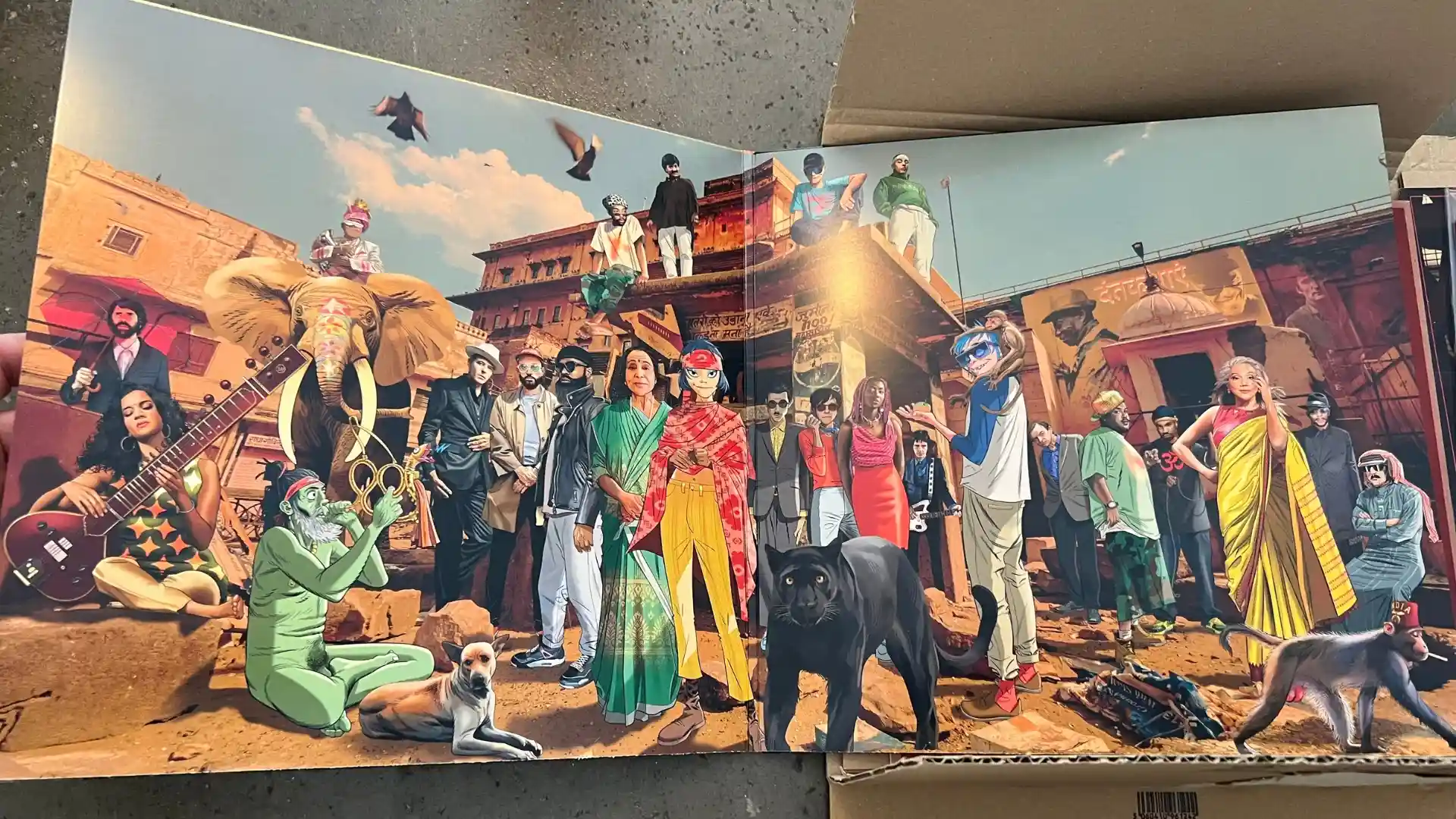 Gatefold ouvert de The Mountain de Gorillaz, fresque collective des featurings dans un décor de Jaipur