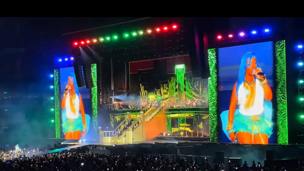 Theodora sur scène au Stade de France en 2026 avec Fally Ipupa