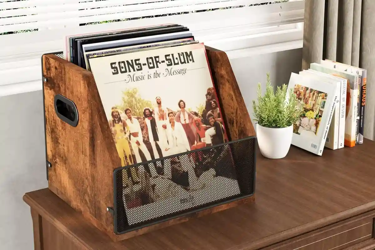 Bac de rangement vinyle en bois façon disquaire, pochette face à soi, posé sur un meuble