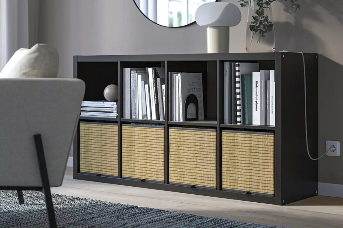 Étagère à cases noire type Kallax avec portes en cannage, adaptée au rangement de vinyles
