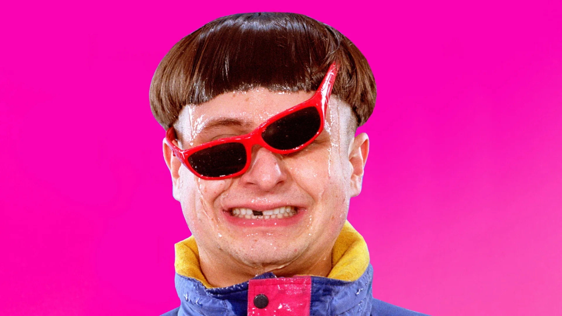 Oliver Tree, alias Turbo, coupe au bol et lunettes rouges