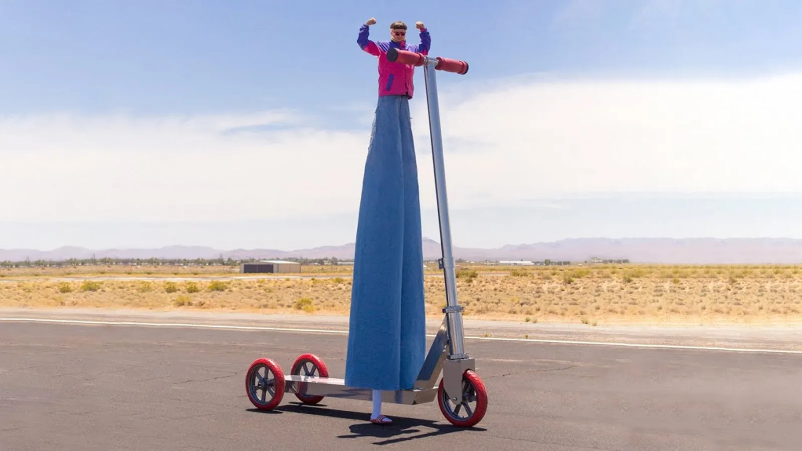 Oliver Tree en Turbo sur le plus grand scooter du monde, record Guinness