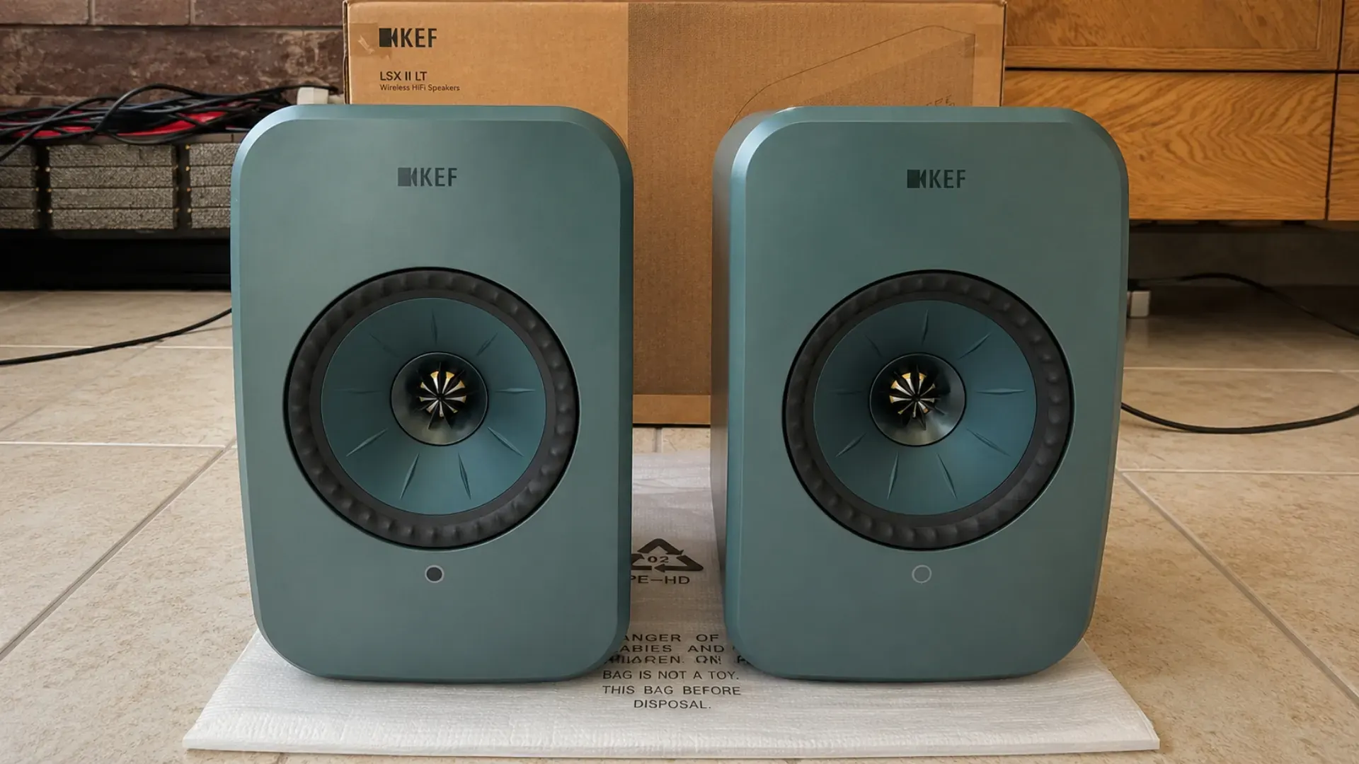 Paire d'enceintes KEF LSX II de face, finition verte, haut-parleur coaxial Uni-Q apparent